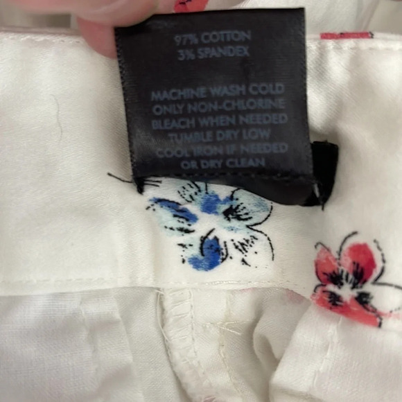 ANN TAYLOR Flower Print Classic Shorts White Pockets Mid Rise Size 12 Petite - Picture 7 of 9